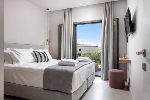 Onore Luxury Suites Dasia | Sunset Suite & pool