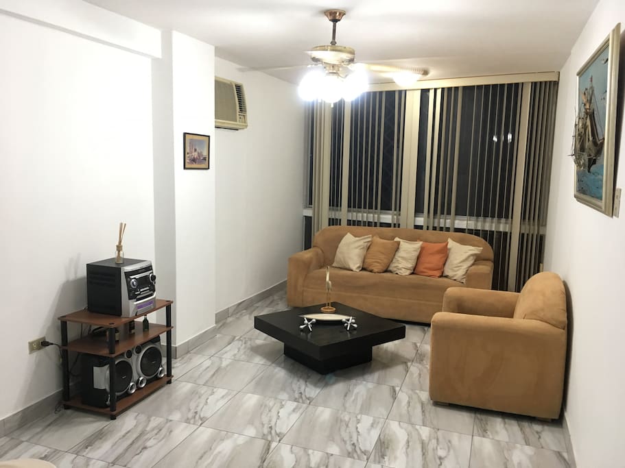Sala con aire acondicionado y equipo de sonido.