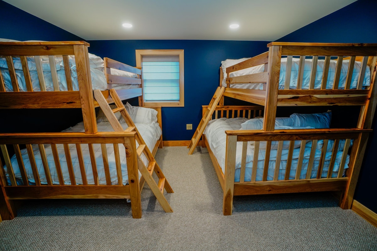 ห้องนอนชั้นล่างมีเตียงสองชั้น 2 หลังพร้อมที่นอนเต็มรูปแบบที่ด้านล่างและที่นอนคู่ด้านบน