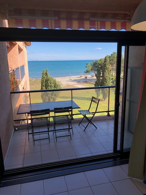terrasse avec vue mer. Plage de sable