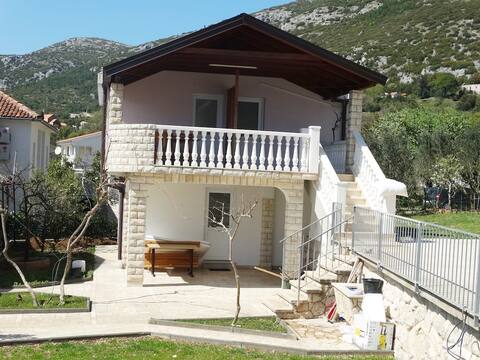 Studio flat with terrace with lovely garden area