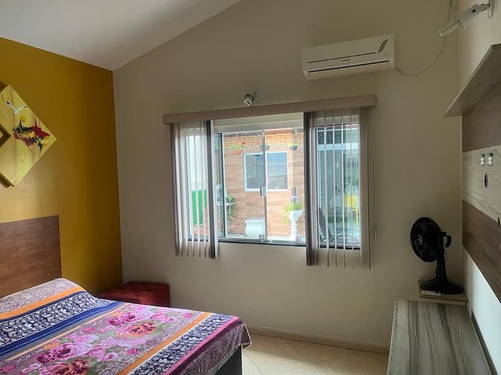 Suite avec climatisation et placard, salle de bain. 