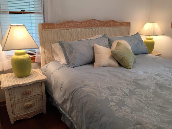 سرير بحجم كبير مع طلاء جديد وبياضات جديدة ومعالجات نوافذ. 