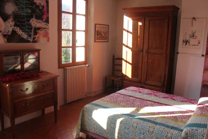 11 dhoma gjumi 2 me pamje nga kopshti