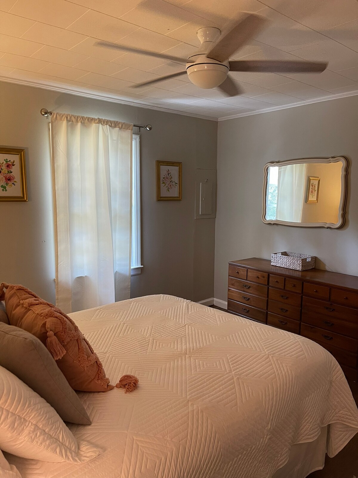 Walk to restaurants and downtown events!