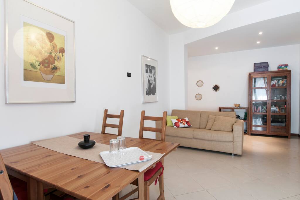 salotto e divano letto
living room and sleep area