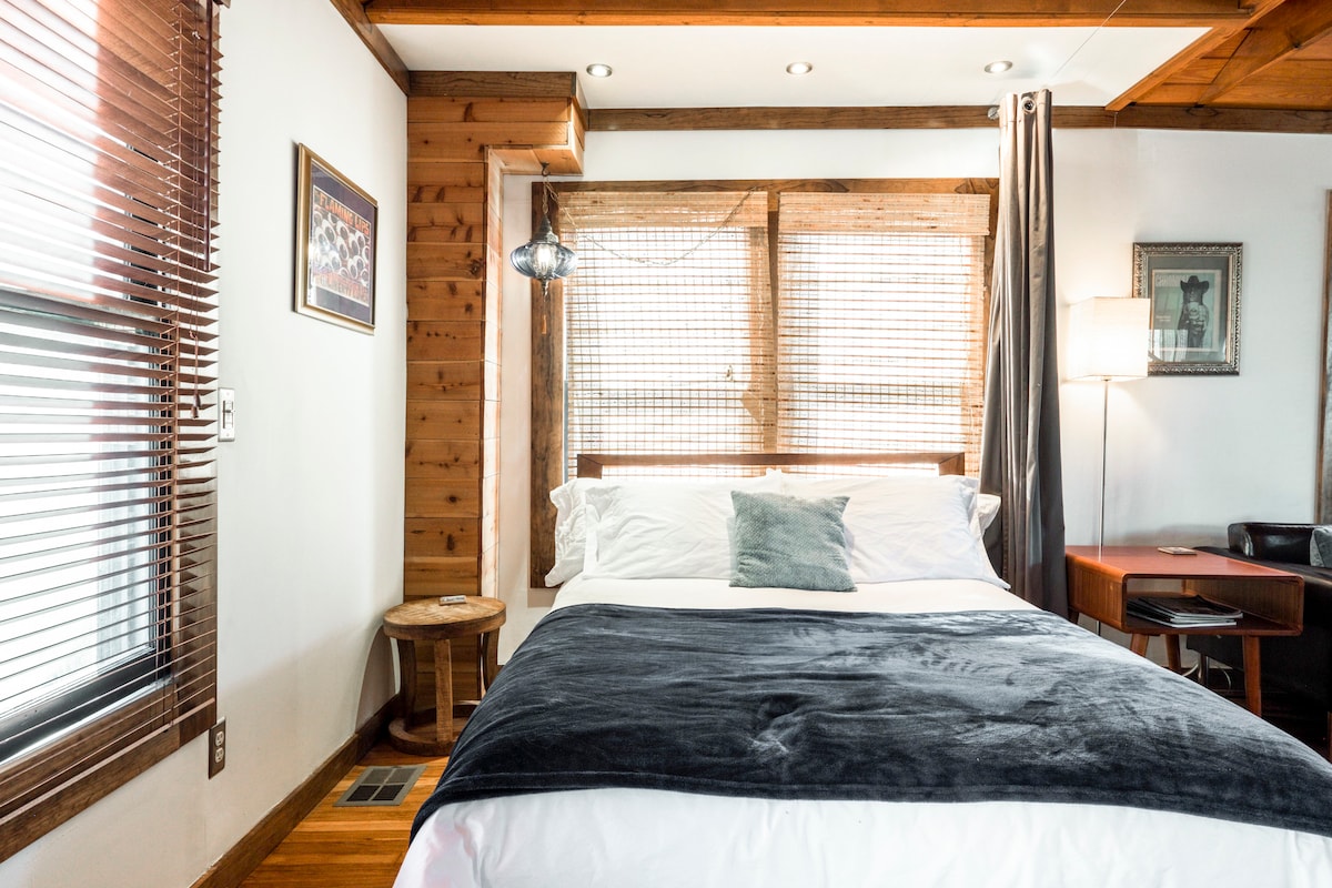 Modern Lofted Cottage Custom Woodwork, Central ATX