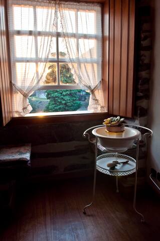 Bancos de pedra nas janelas; característica da casa.