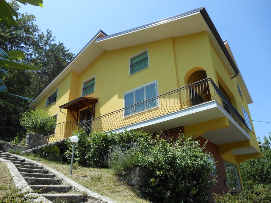 Ingresso e giardino