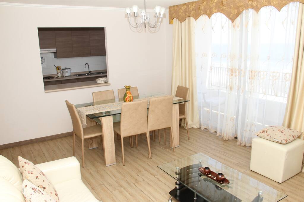 Linving comedor con vista al mar