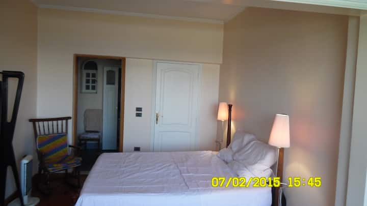 Dormitorio que muestra la entrada al armario y al baño propio