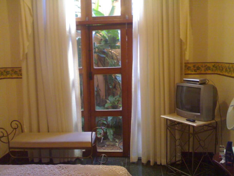 Apto duplo para 6 pessoas, jardim de inverno, ar condicionado, frigobar, tv 20 e 29 no outro apto conjugado.