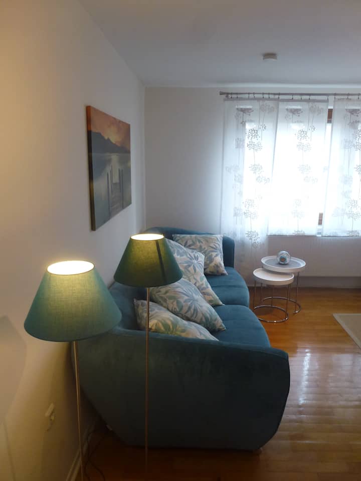 ห้องนั่งเล่นพร้อมโซฟา 