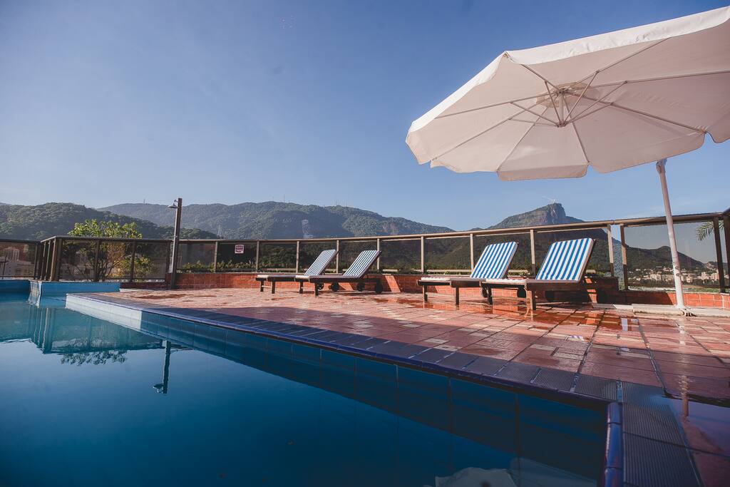 Piscina no terraço, vista para o Cristo Redentor e para a Lagoa Rodrigo de Freitas /Swimming Pool at the rooftop, nice view to the Christ and the Lagoon