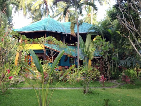 Villa Oasis directly at the beach