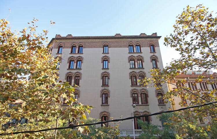 Refurbished great 4 bedroom flat in Eixample gallery image 3