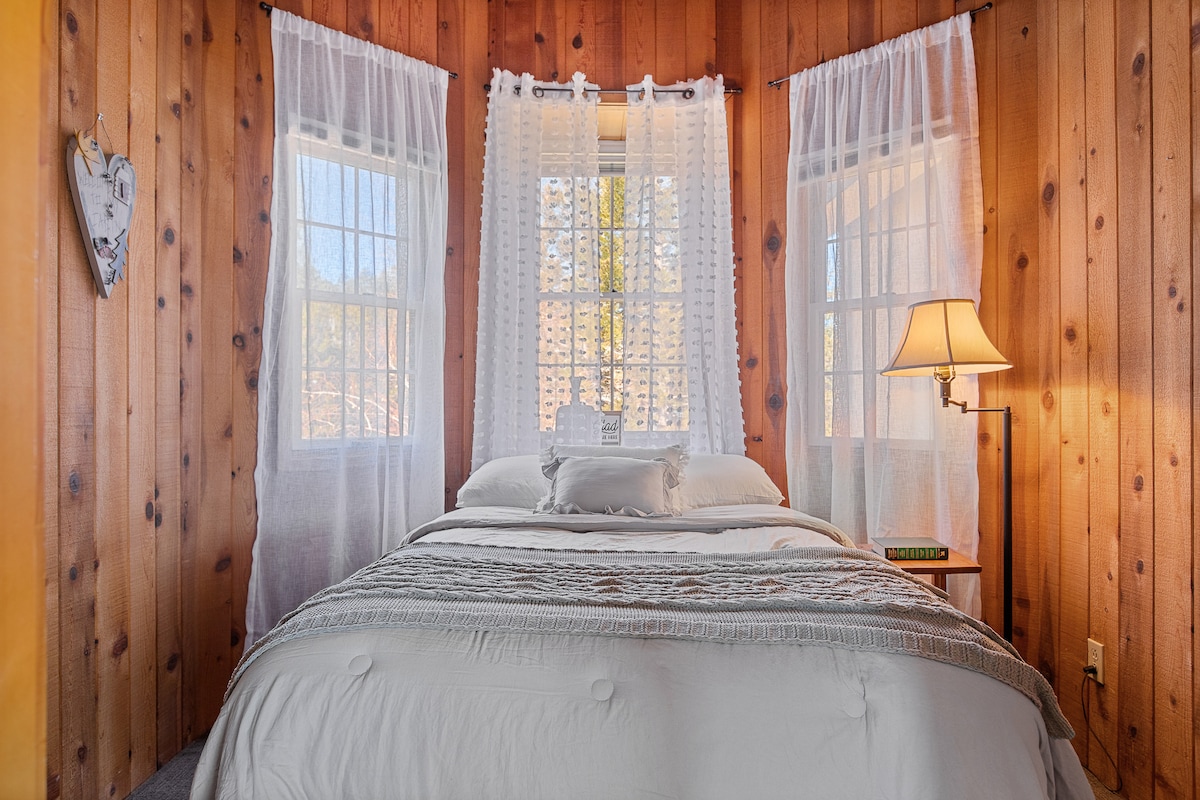 Chumba cha kulala cha kupendeza kilicho kwenye ghorofa ya pili na kitanda cha watu wawili. 