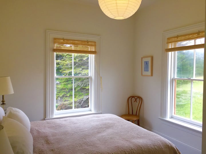 Charmante slaapkamers met veel licht en uitzicht.