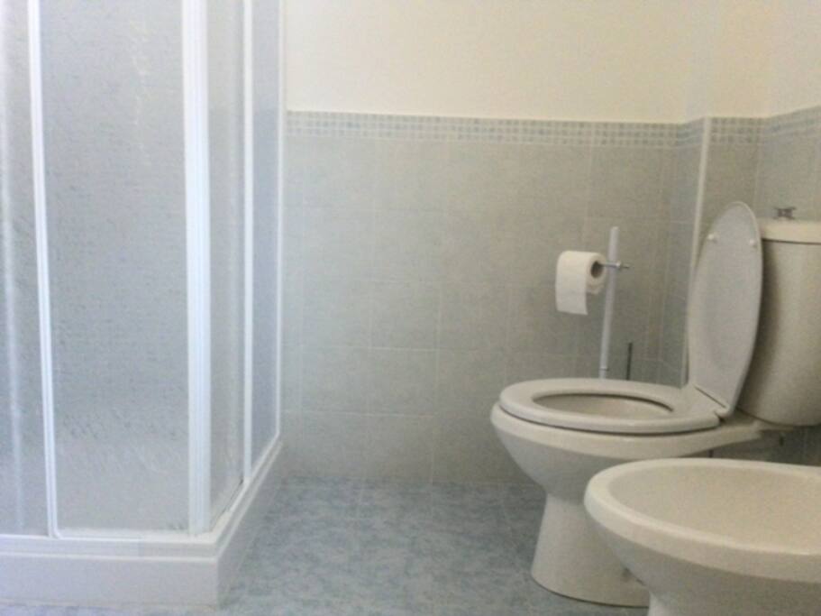 Bagno (vista doccia, wc, bidet)