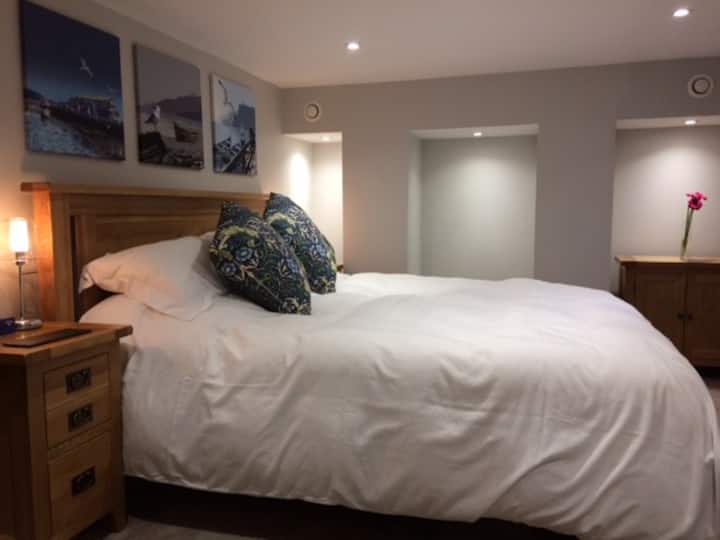 Dormitorio en el sótano, cama tamaño súper king.