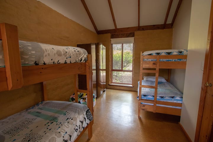 غرفة نوم ثانية مع مجموعتين من الأسرّة الفردية