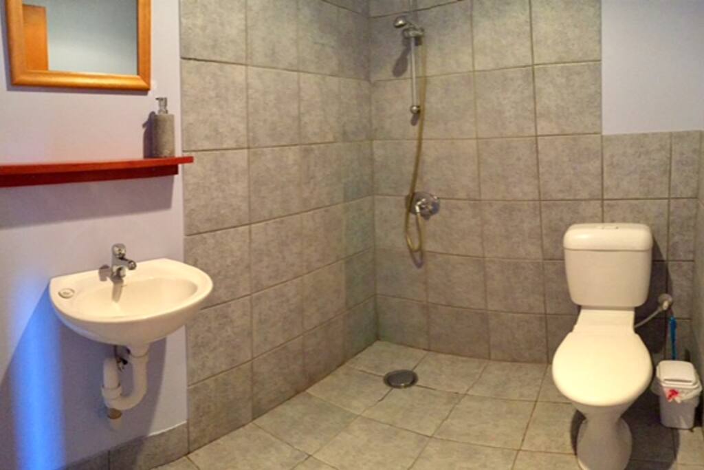 Humboldt Room Bathroom