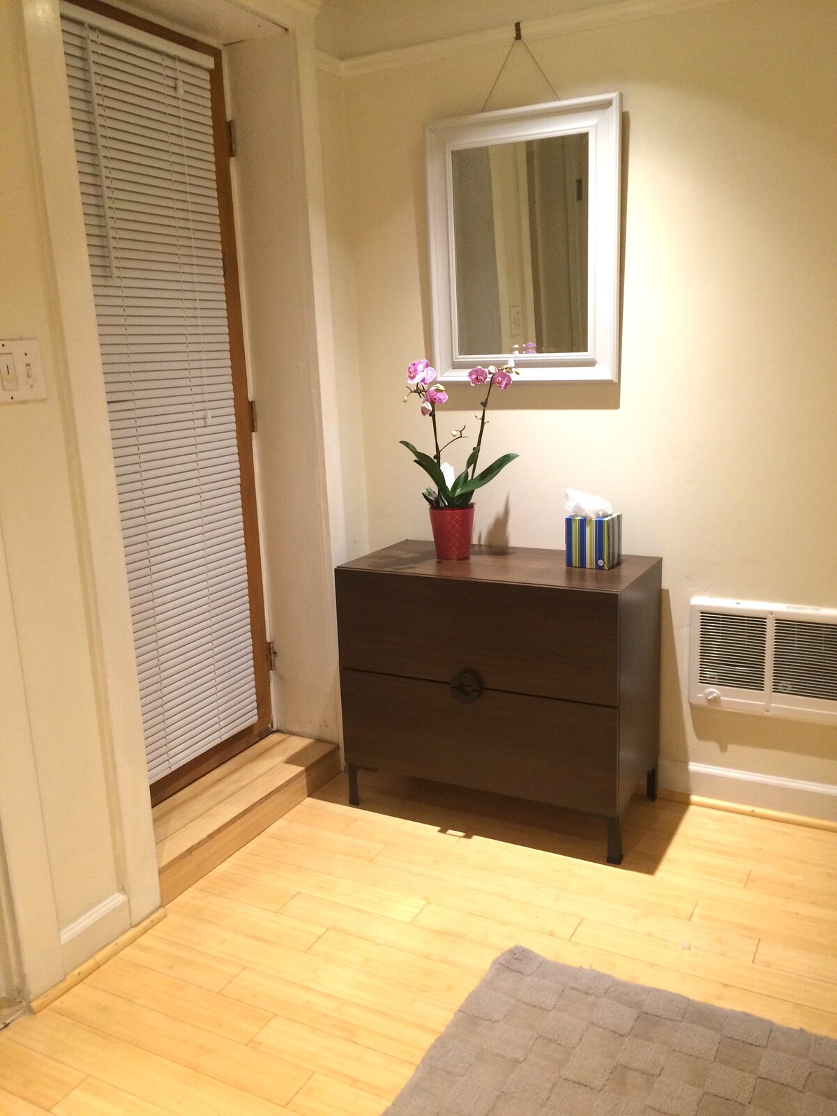 Dormitorio con puerta francesa al patio bellamente ajardinado.