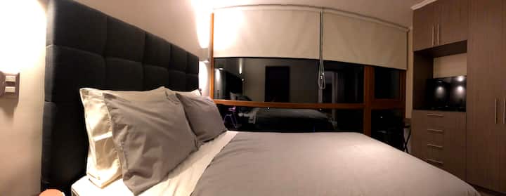 חדר שינה המשקיף על אלמדה מהאוניברסיטה הדרומית של צ'ילה.