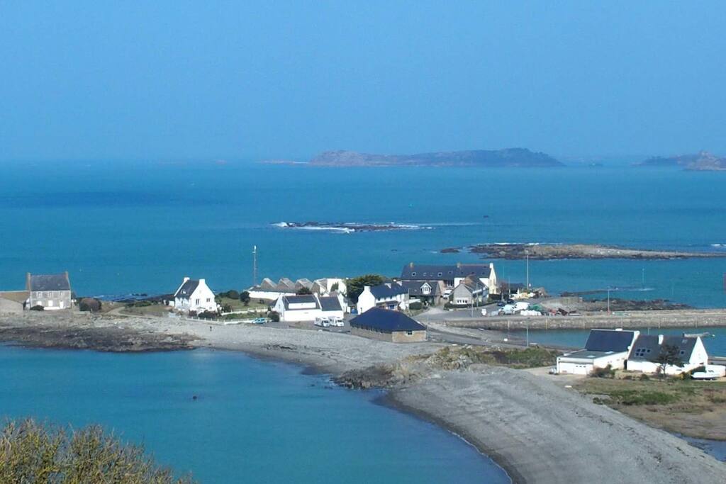 Le gîte et la presqu'île de Locquémeau, les plages de chaque côté.