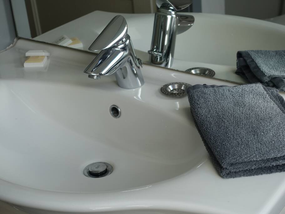 Hübsches, kleines Bad mit Badewanne und Waschmaschine