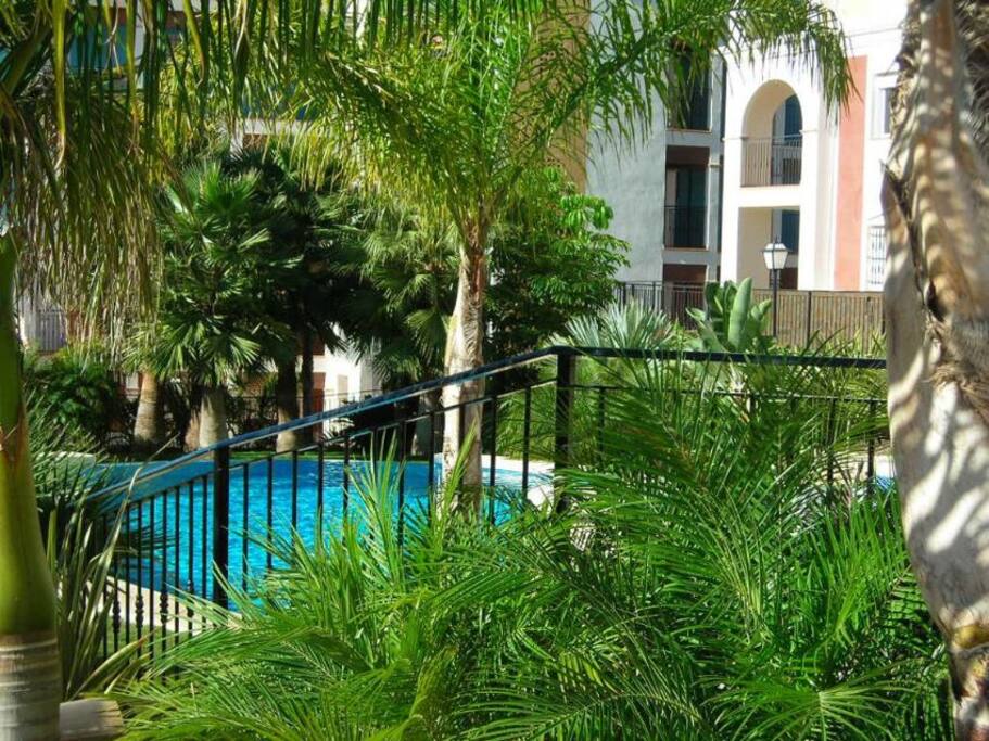 piscina al lado