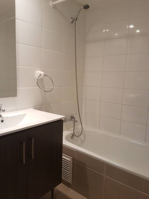 Baño privado con tina y agua caliente las 24 hrs