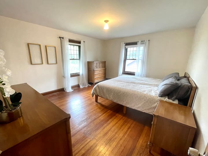 Dhoma kryesore e gjumit ka një krevat të ri me madhësi mbretërore dhe dollap të vogël.