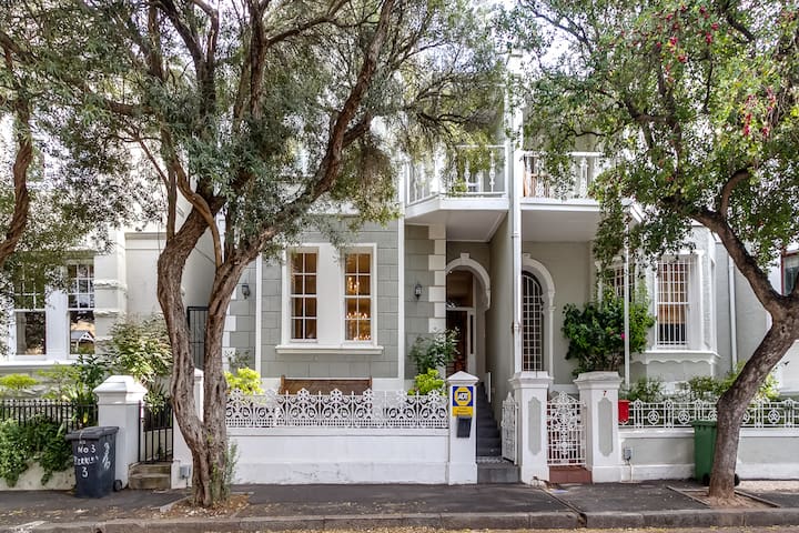 Stylish & Modern Victorian in Quiet Cul-de-sac
