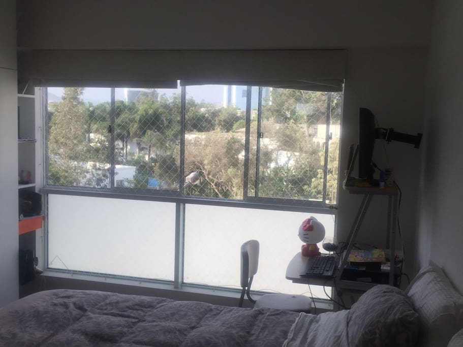 Habitación principal. La calle es tranquila y con jardines muy bellos.