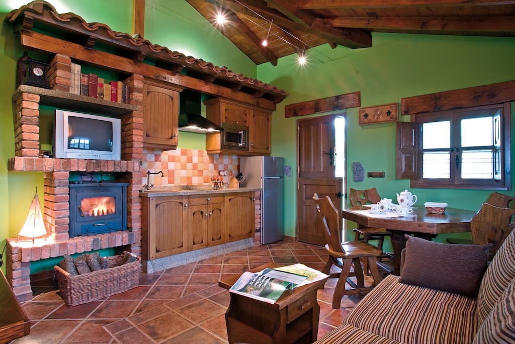 Salón Cocina con chimenea de leña