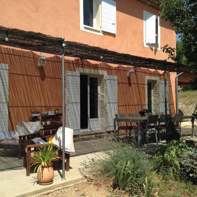 terrasse sous la pergola