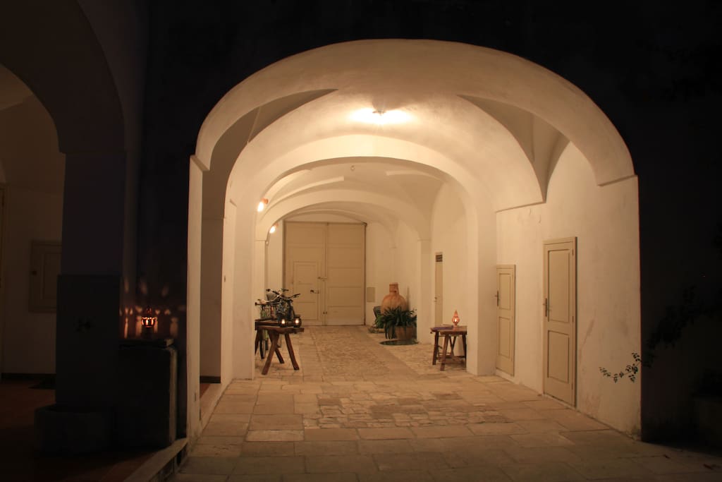L'ingresso dal porticato