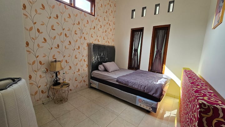 Udobne spavaće sobe opremljene klima-uređajima (klima-uređaj), ventilatorima, dodatnim krevetima, svjetiljkama za spavanje, električnim utikačima i ormarima