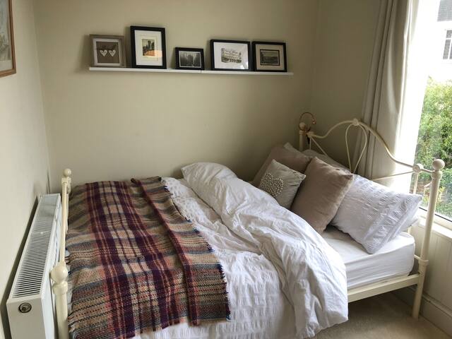 Light & bright double room & private bathroom