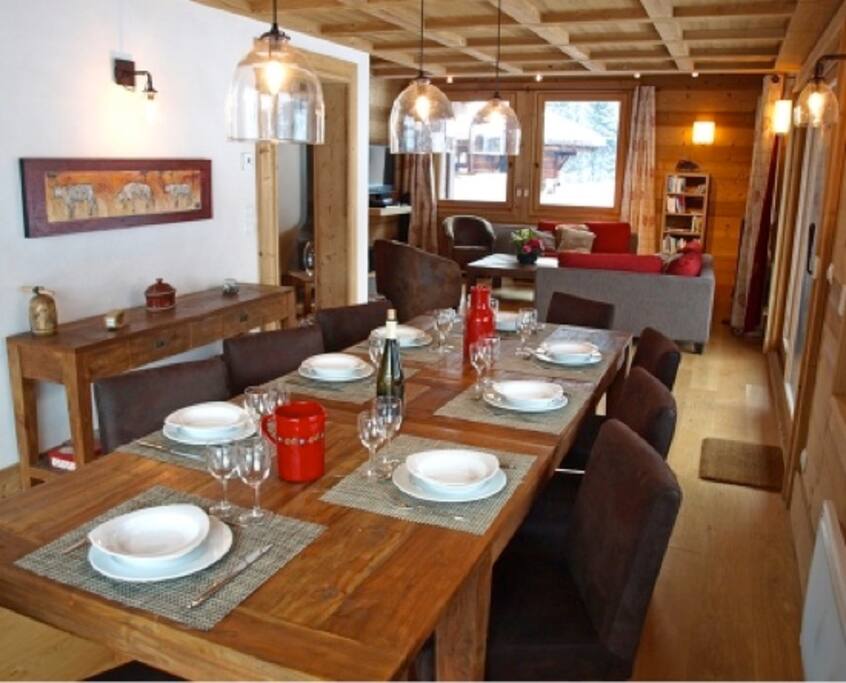 Salle à manger conviviale et luxueuse