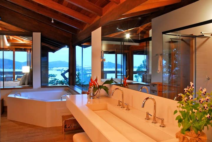 主卫生间套房，配备按摩浴缸、2个淋浴间和2个洗手盆，还有森林阳台。