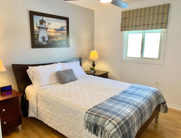 Легло тип Куин. Стая с изглед към водата.