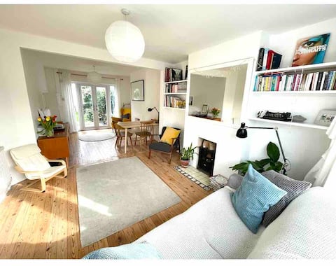 Happy, calm, light, 3-bed family home with garden