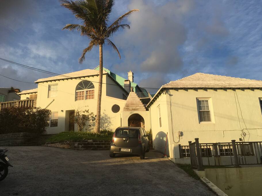 Daytimeview of the whole house.