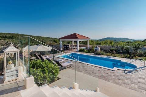 ...Whole villa with heated pool****Villa Daly ****