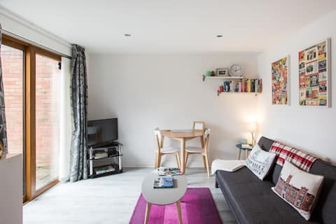 Fab 1 bed apartment, dedicated parking. Superhost