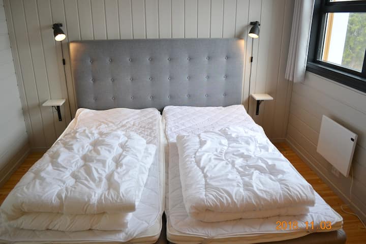 2号卧室，二楼，配有双人床180厘米和一张床扶手椅80厘米