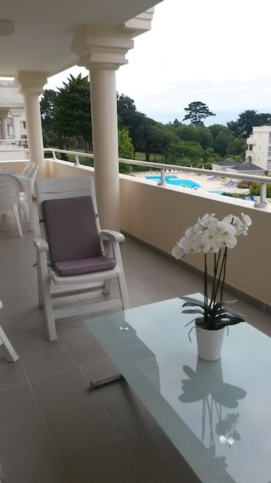 Terrasse Sud-Ouest vue piscines et parc