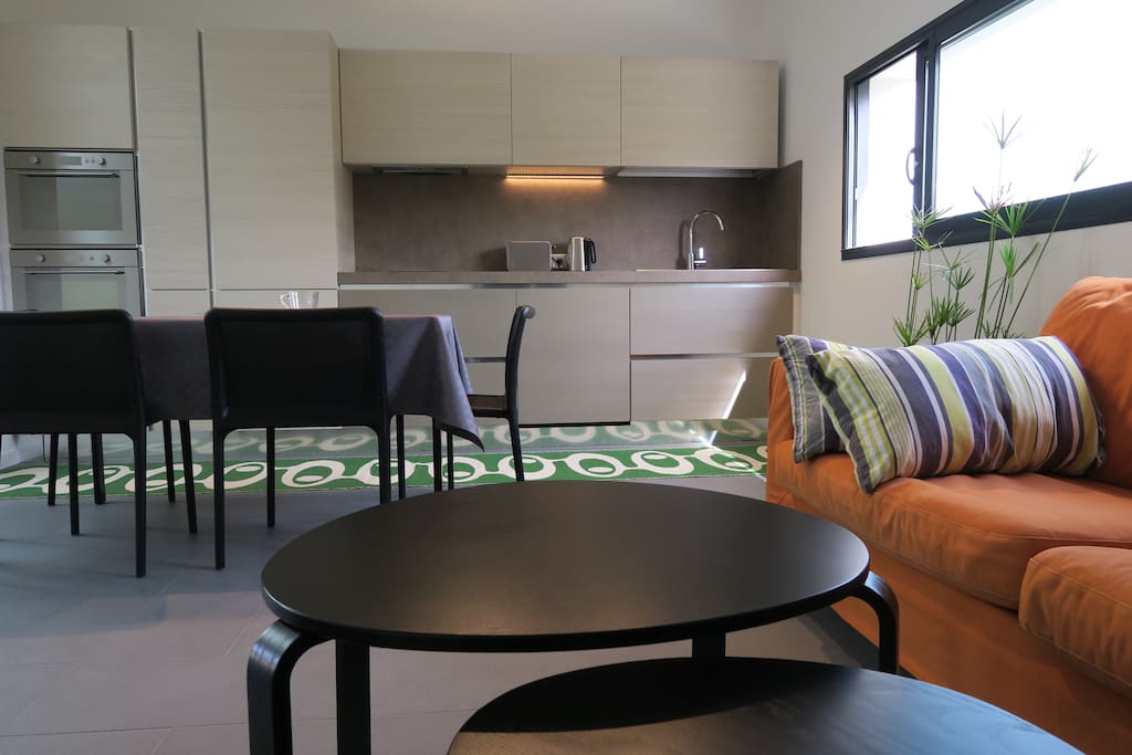 cuisine très équipée : four, microonde, lave-vaisselle, frigocongélateur, table 4 chaises